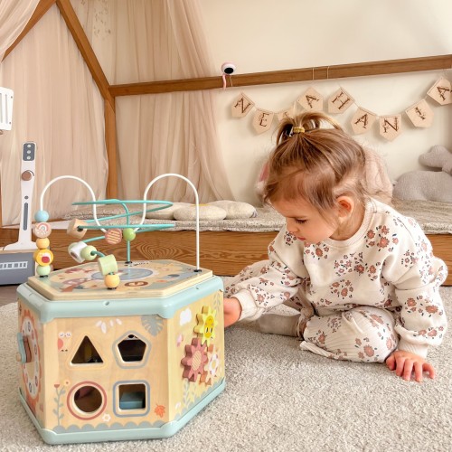 Górne ujęcie otwartego pudełka TOOKY TOY — widoczne wycięcia na elementy i uporządkowane klocki