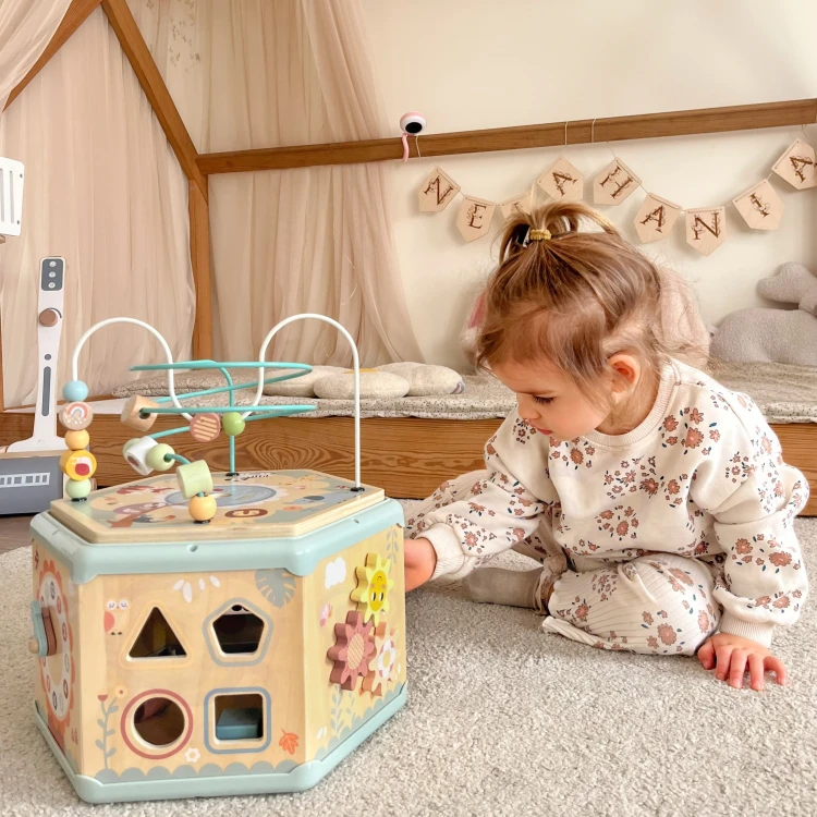 Górne ujęcie otwartego pudełka TOOKY TOY — widoczne wycięcia na elementy i uporządkowane klocki