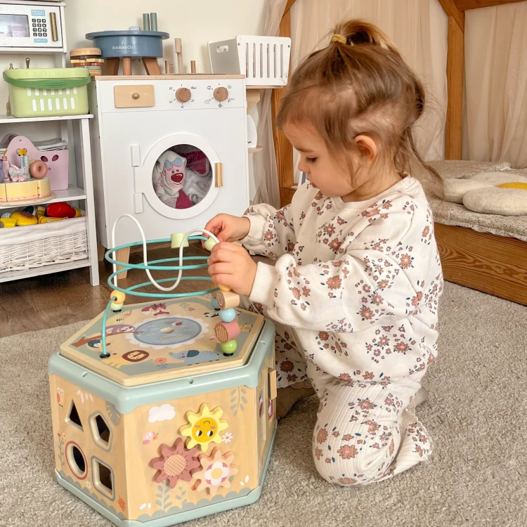 Pokaz działania wieczka — otwieranie sześciokątnego pudełka Montessori z widocznym zaczepem marki TOOKY TOY