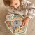 Dziecko wkładające element do otwieralnego pudełka — interakcja edukacyjna z zabawką TOOKY TOY
