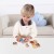 Widok otwartego boxu TOOKY TOY — drewniane elementy edukacyjne ułożone w przegródkach, zbliżenie