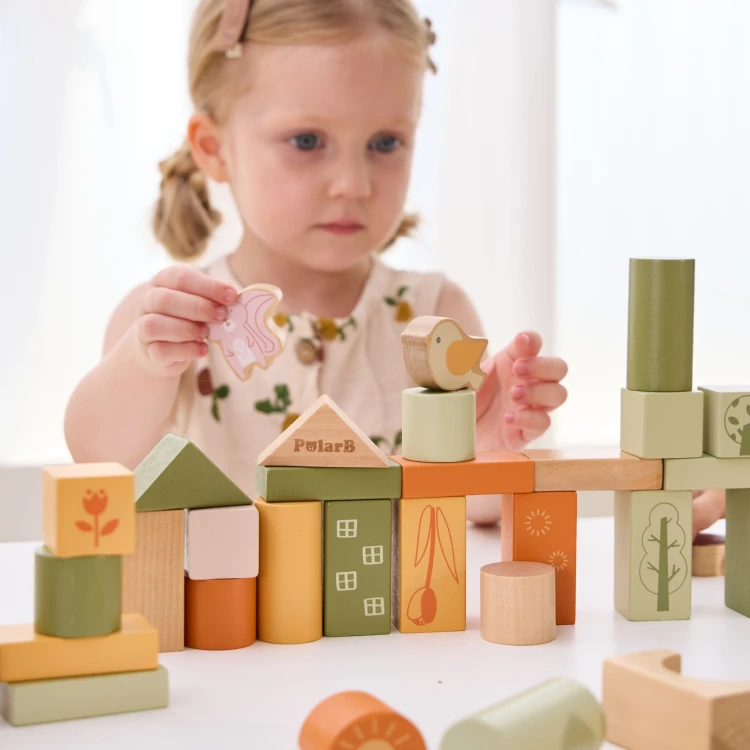 Widok z boku na ułożone klocki Montessori VIGA — różne kształty i elementy zwierząt widoczne z bliska