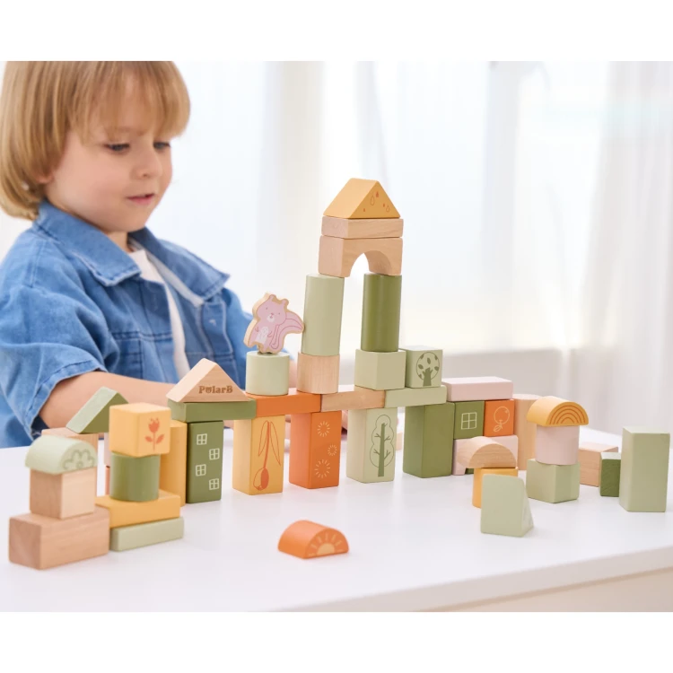 Dziecko układa klocki Montessori VIGA — zabawa rozwijająca motorykę i wyobraźnię z drewnianymi figurkami