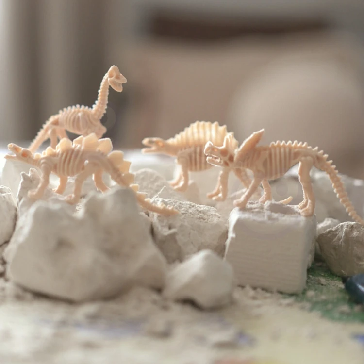 Złożony szkielet dinozaura ustawiony pionowo — efekt końcowy po montażu jednego z modeli WOOPIE 'Mały Archeolog'