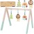 TOOKY TOY Baby Gym — stojak edukacyjny z trzema pluszowymi zawieszkami, widok frontalny zestawu