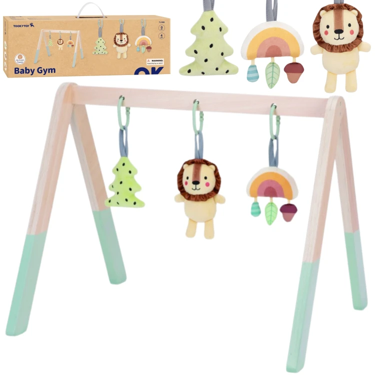 TOOKY TOY Baby Gym — stojak edukacyjny z trzema pluszowymi zawieszkami, widok frontalny zestawu