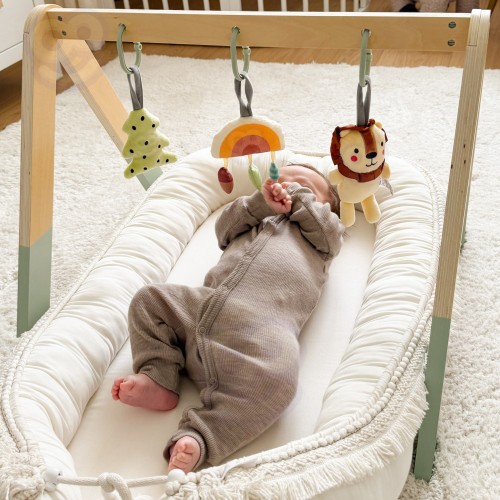 Zbliżenie na trzy pluszowe zawieszki Baby Gym TOOKY TOY — kolory, przeszycia i detale maskotek
