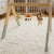 Widok od góry Baby Gym TOOKY TOY — rozmieszczenie zawieszek nad polem zabawy i symetria elementów