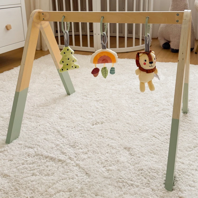 Widok od góry Baby Gym TOOKY TOY — rozmieszczenie zawieszek nad polem zabawy i symetria elementów