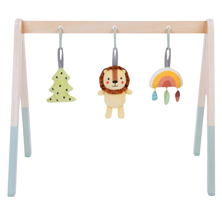 Stojak TOOKY TOY ustawiony nad matą — propozycja aranżacji w pokoju malucha, całość pokazana w kontekście