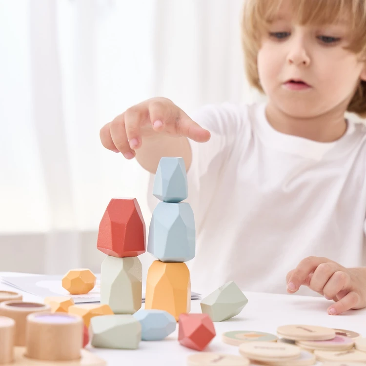Widok z góry na Pudełko Box VIGA — uporządkowane elementy edukacyjne i piktogramy we wnętrzu
