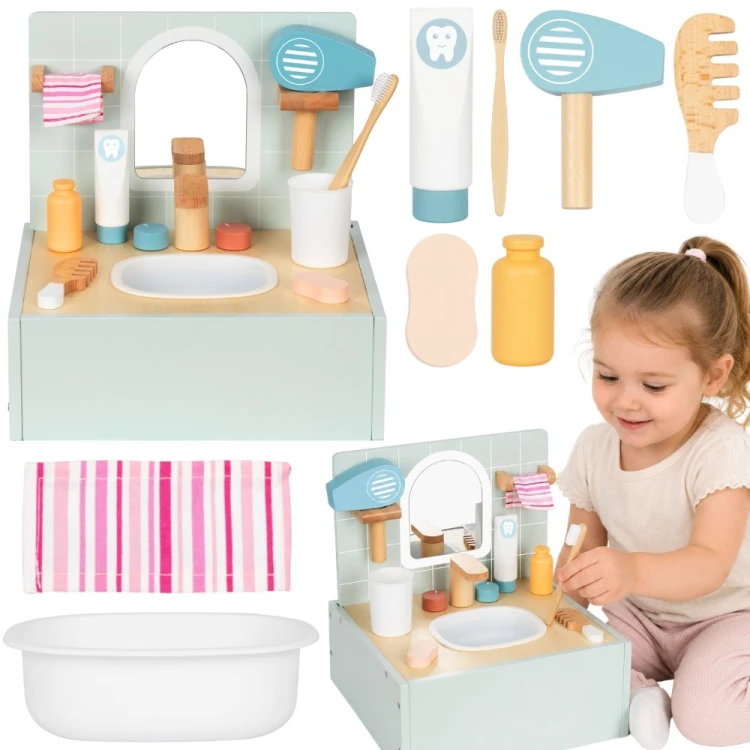 Drewniana toaleta TOOKY TOY (51) z akcesoriami — frontowy widok całości z otwartą klapą i detalami.