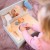 Bok zabawnej toalety TOOKY TOY — widok boczny z dołączonymi akcesoriami i drewnianymi detalami.
