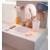 Scena zabawy z drewnianą toaletą — aranżacja w łazience dla dzieci z elementami TOOKY TOY w roli głównej.
