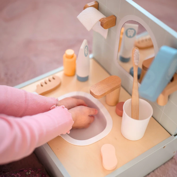 Detale malowania na drewnie — kolorowe akcenty i wykończenia toalety TOOKY TOY w zbliżeniu.