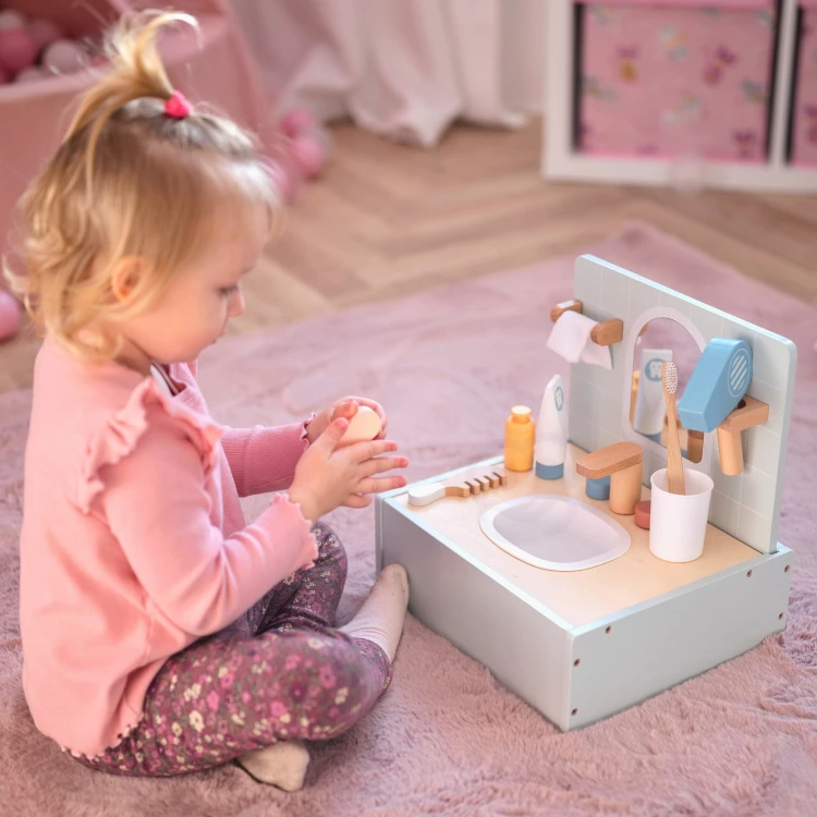 Zestaw akcesoriów ułożony obok pudełka — eleganckie opakowanie zestawu TOOKY TOY przedstawione w kadrze.
