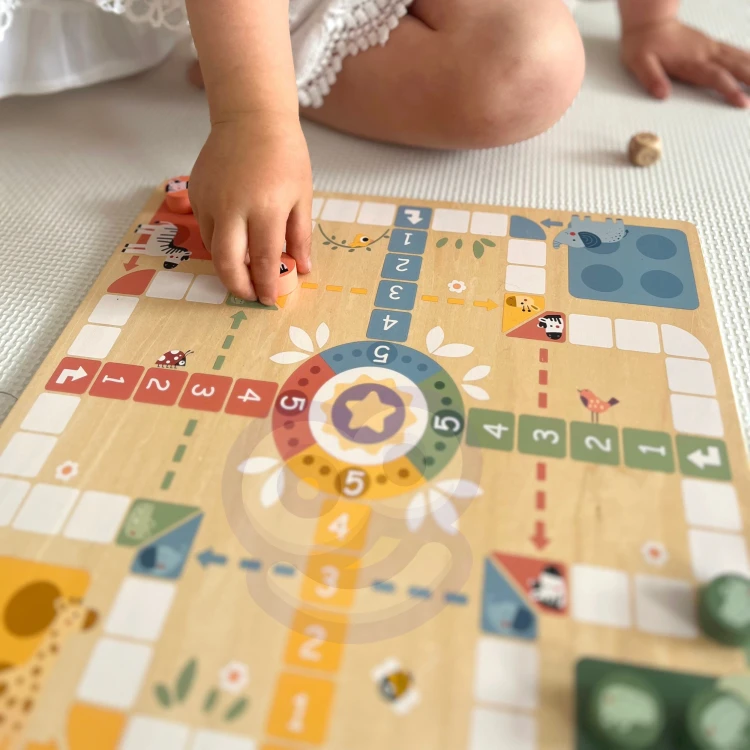 Obie plansze obok siebie — pokaz możliwości gry 2w1 Ludo i Węże i Drabiny marki WOOPIE