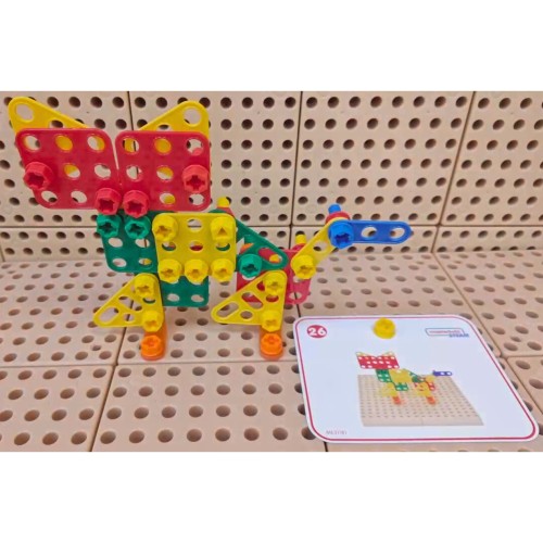 Zbliżenie klocków do paneli — geometryczne elementy MASTERKIDZ 260 el., detale kształtów i kolorystyka