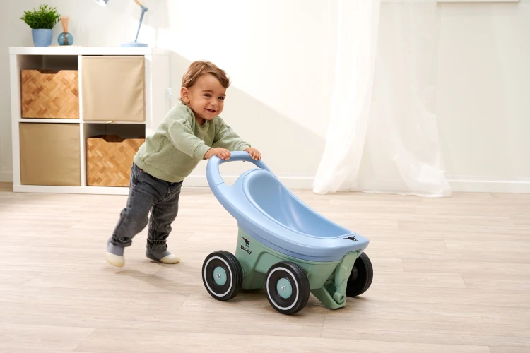 Detal przednich kół i amortyzacji w wózku BIG Buggy 3 w 1 marki 54, pokazujący mechanizm obrotowy i mocowania.