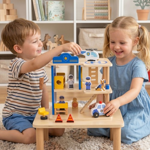Widok z góry na drewniany komisariat 3 poziomy VIGA 89 — rozłożone pokoje i mebelki wewnątrz