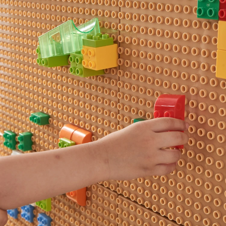 Ręce układają klocki konstrukcyjne STEM — montaż elementów i łączników z zestawu MASTERKIDZ
