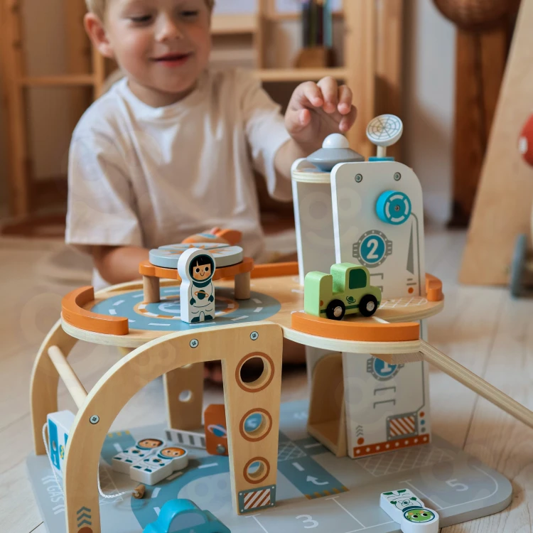 Kątowy widok boczny parkingu TOOKY TOY — schody prowadzące do platform i kolorowe rampy na zdjęciu