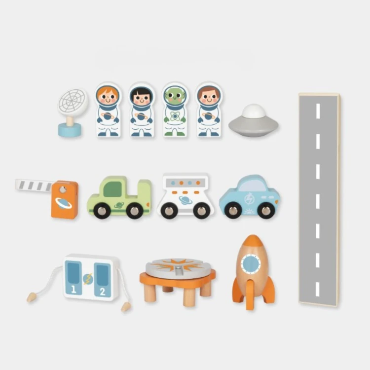 Instrukcja użytkowania i składania widoczna obok rozłożonego modelu TOOKY TOY — plansze i ilustracje