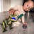 Boczny widok WOOPIE T-Rex — widoczne ruchome nogi i ogon podczas pokazu mobilności robota