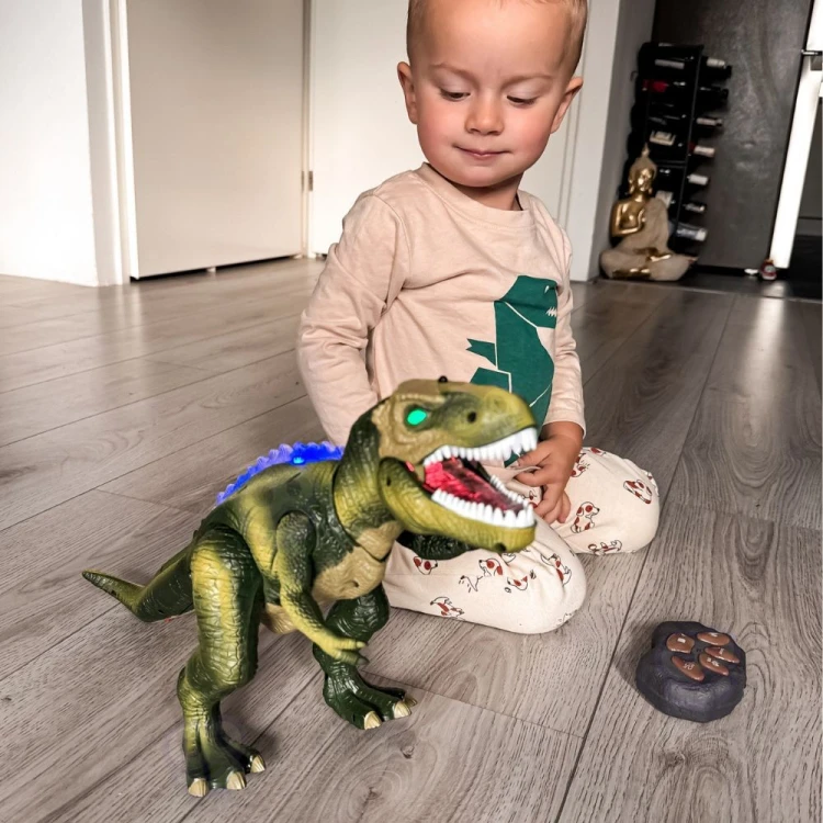 Dramatyczne oświetlenie sylwetki WOOPIE T-Rex — profil dinozaura i faktura łusek w półmroku