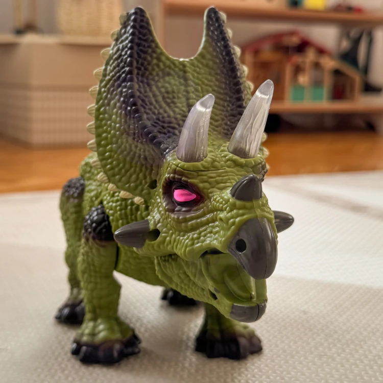 Boczny widok WOOPIE Triceratops — ruchome nogi i podwozie sterowane pilotem