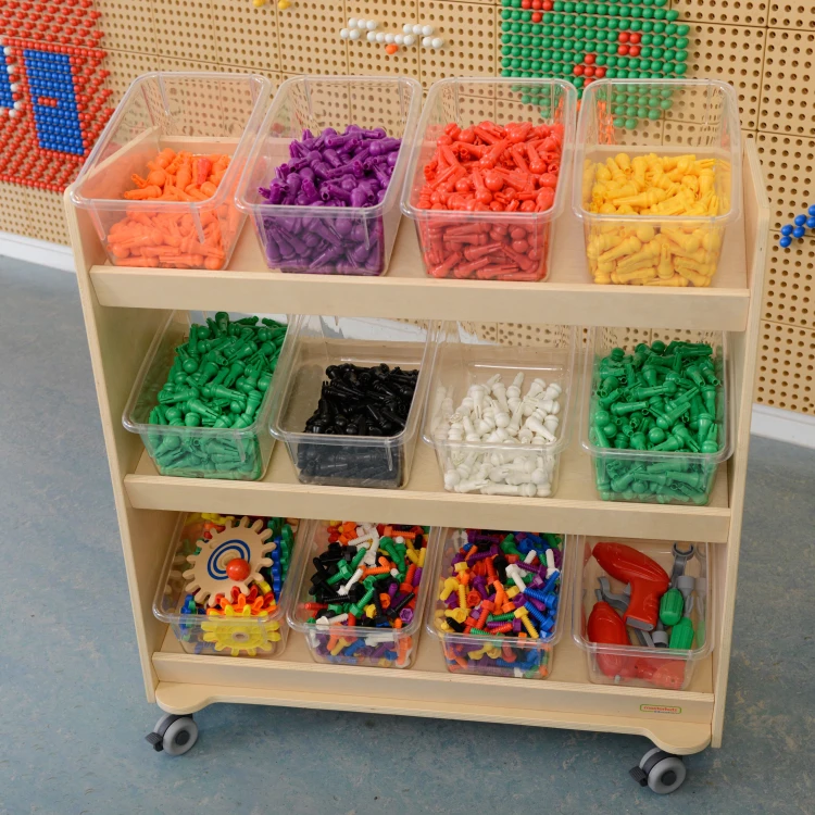 Montaż i łączenia regału MASTERKIDZ — zbliżenie na mocowanie półek i elementy konstrukcyjne zapewniające stabilność