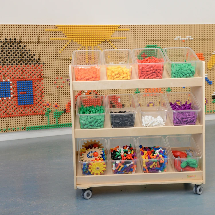 Regał MASTERKIDZ w aranżacji sali — trzy półki z materiałami edukacyjnymi ustawione obok tablicy STEM