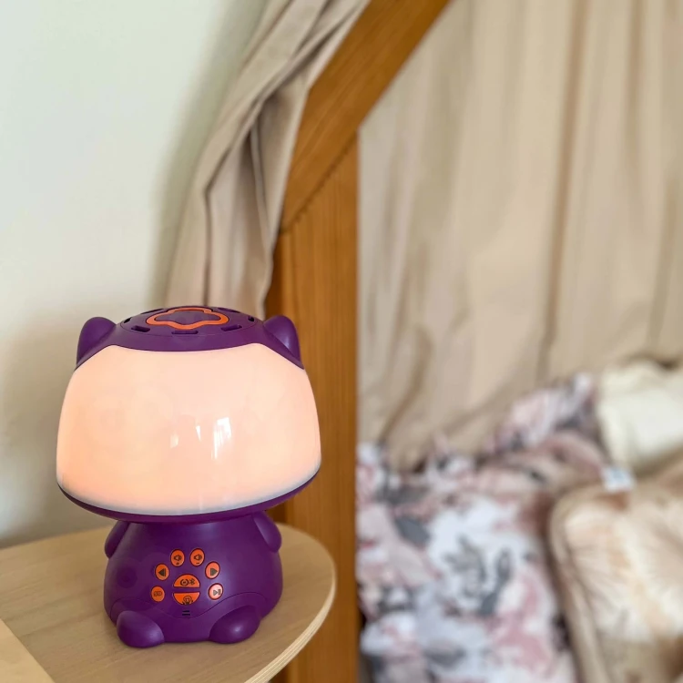 Perspektywa użytkowania: lampka WOOPIE podczas odtwarzania muzyki przez Bluetooth, podkreślona fioletowym podświetleniem