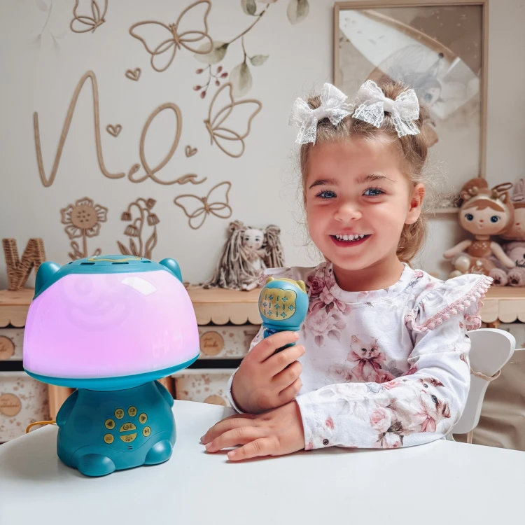 Scena użycia WOOPIE podczas karaoke — mikrofon obok lampki RGB i głośnika Bluetooth, podświetlenie w akcji