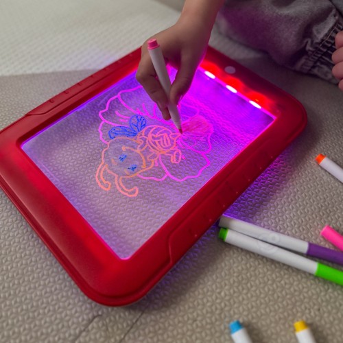 Zbliżenie ekranu Magicznego tabletu WOOPIE — neonowe kreski i szczegóły rysunku pod intensywnym światłem