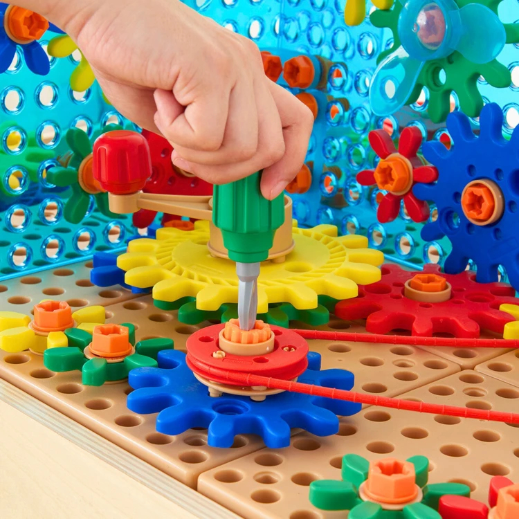Panel z ruchomymi elementami Stół Aktywności MASTERKIDZ — przybliżenie na mechaniczne zabawy