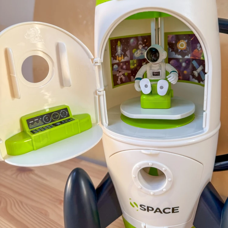 Figury towarzyszące zestawowi WOOPIE Space Set — astronauta i robot obok podstawy rakiety
