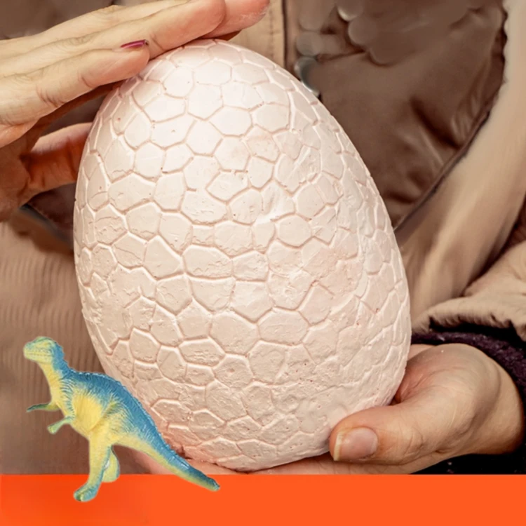 Scena po wykopalisku z zestawu WOOPIE — rozbite jajko, rozsypane elementy i odsłonięte figurki dinozaurów