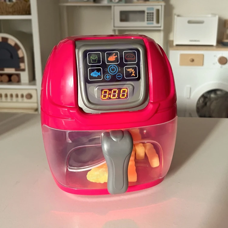 Zbliżenie wnętrza komory WOOPIE Air Fryer — faktura powierzchni i detal kosza widoczny w naturalnym świetle
