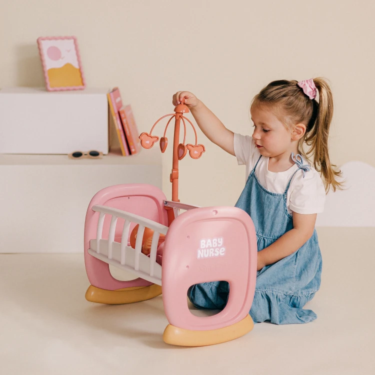 Wnętrze kołyski SMOBY Baby Nurse — wyściełane dno i bezpieczne barierki widoczne od środka
