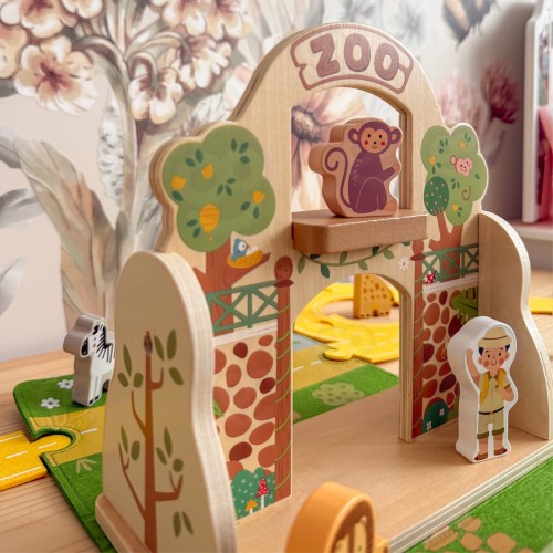 Widok z góry na otwartą torbę z Mini ZOO TOOKY TOY — rozmieszczone figurki i akcesoria w przejrzystym układzie