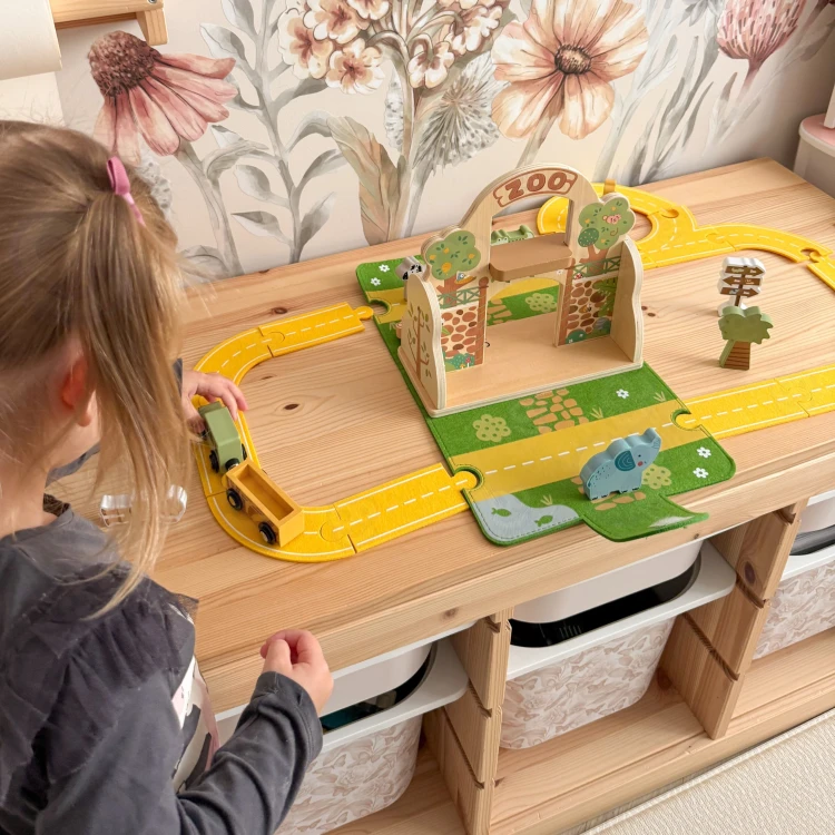Wnętrze torby z przegrodami i akcesoriami Mini ZOO — praktyczne przechowywanie elementów zestawu TOOKY TOY