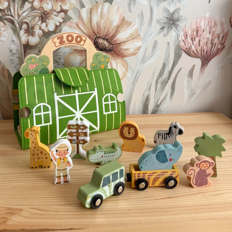 Widok całego zestawu rozłożonego na podłodze — zestaw Mini ZOO TOOKY TOY gotowy do swobodnej zabawy