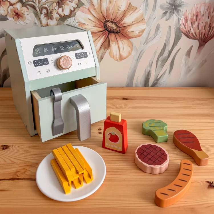 Zbliżenie na drewniane pokrętła i imitację panelu sterowania Air Fryer TOOKY TOY — naturalna struktura drewna