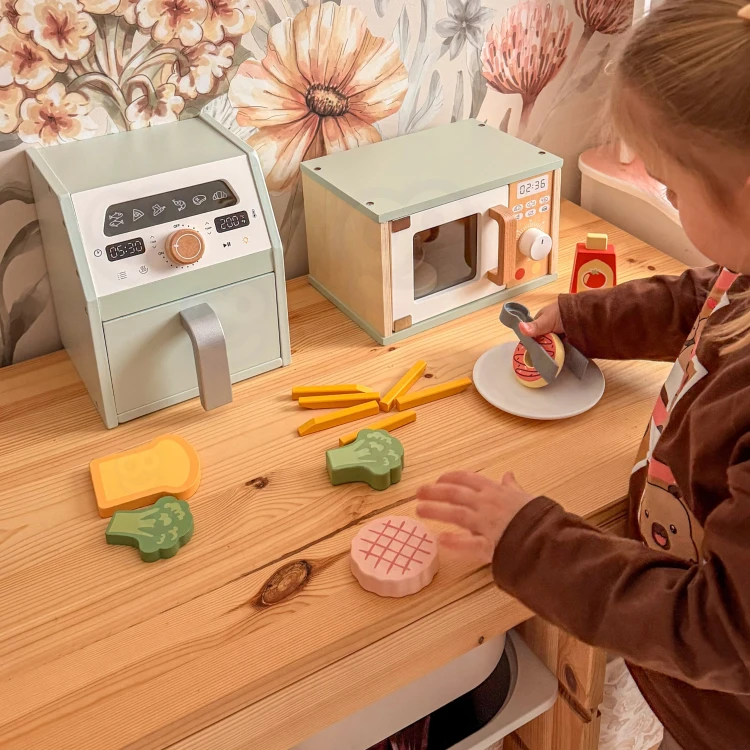 Frytkownica beztłuszczowa TOOKY TOY ustawiona w mini kuchni — scena zabawy z akcesoriami dla dzieci