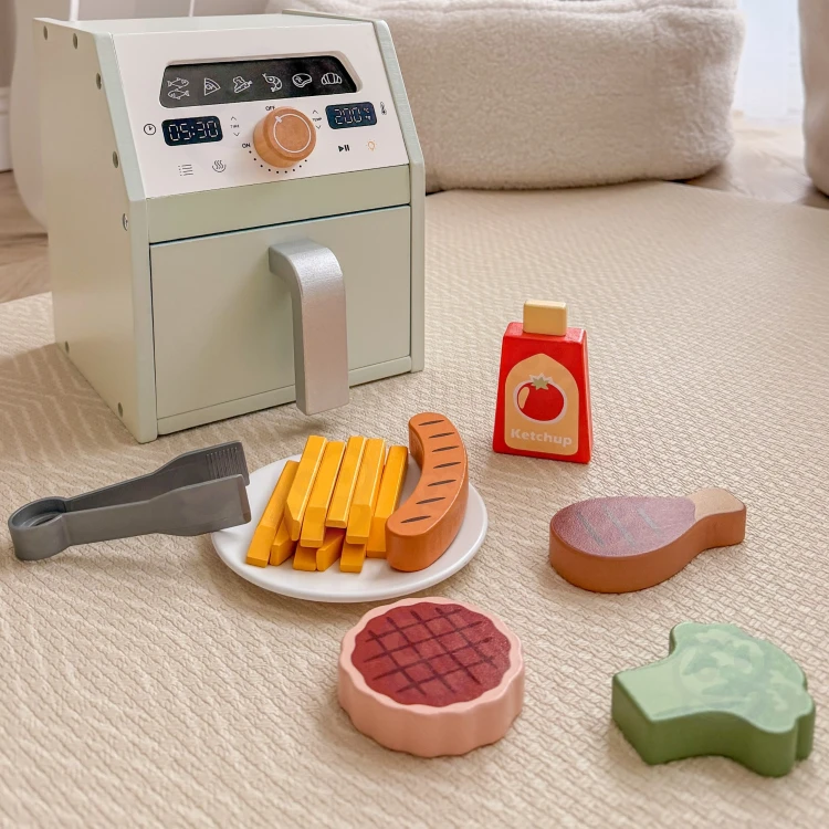 Komora urządzenia otwarta, widoczne wnętrze do zabawy — drewniany Air Fryer marki TOOKY TOY w naturalnej aranżacji