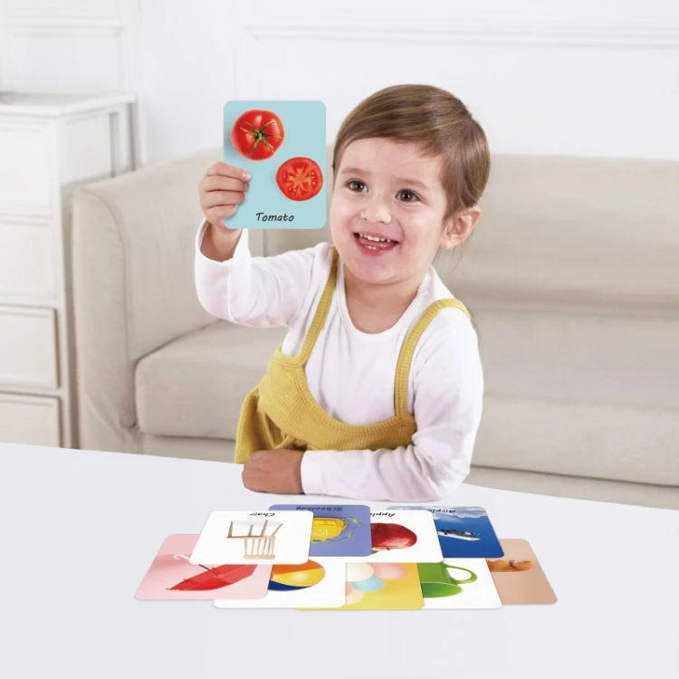 Zbliżenie na drewniane elementy i sznurki montessori — detale konstrukcji w pudełku WOOPIE
