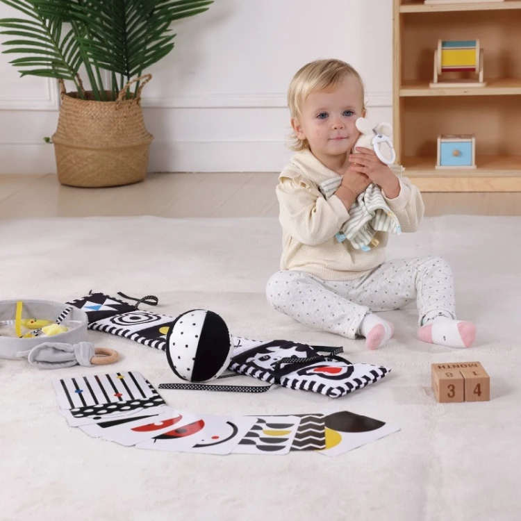 Widok z góry otwartego WOOPIE GREEN Box — elementy Montessori 7w1 ułożone w przegródkach, marka 92