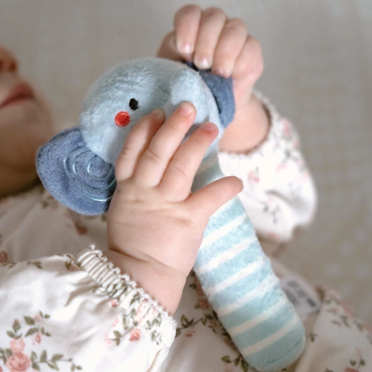 Dziecko odkrywa sensoryczne zadania w pudełku Montessori — zabawa edukacyjna z WOOPIE GREEN