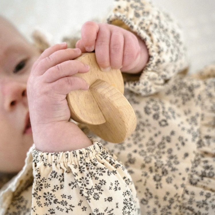 Widok z góry — przegrody i wkładki Montessori w pudełku XXL, detal oznaczony znakiem FSC WOOPIE